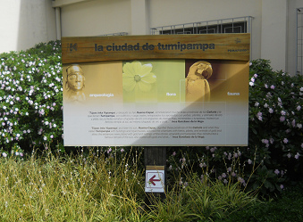 Placa grande de madera describiendo la ciudad
                  pasada de Tumipampa