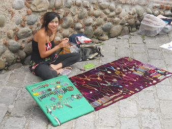 artesana en la escalera a la Calle Larga