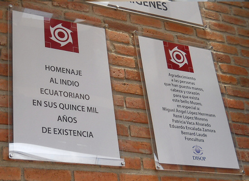 Die Widmung und Danksagung des Ureinwohnermuseums
                  (Museo de los Aborgenes) in Cuenca in Ecuador