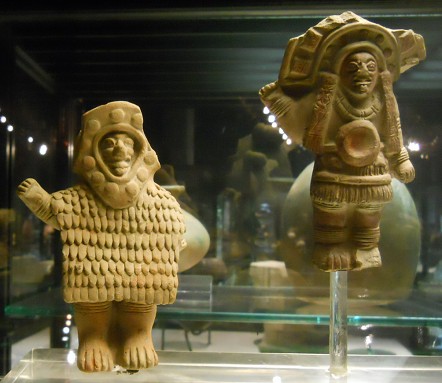 Kultur Jama Coaque (Ecuador), 2
                          Astronauten-Götter, Ausserirdische in
                          Raumanzügen und einer mit Helm 2,3