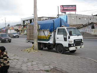Ein
                          Lastwagen mit Zuckerrohr