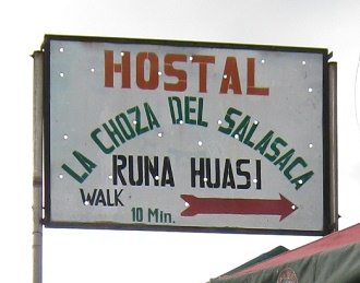 Wegweiser zum Hostal "Runa
                            Huasi", Nahaufnahme