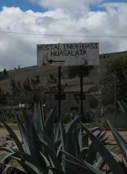 Der Wegweiser zur Herberge
                                  "Inkahaus" ("Inka
                                  Huasi") in Huasalata bei
                                  Sonnenschein, Nahaufnahme