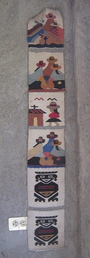 Wandbehang mit kleinen Motiven,
                                  Nahaufnahme