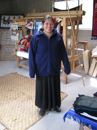 Martha prsentiert einen Chompa
                          (Pulli-Jacke) von einer anderen Werkstatt 02