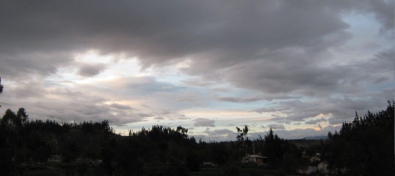 Cielo de nubes con colores sobre
                          Huasalata, primer plano