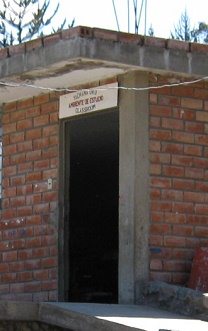 La escuela "Katitawa", la placa
                          de la puerta del edificio principal
                          ("Ambiente de estudio - Classroom")