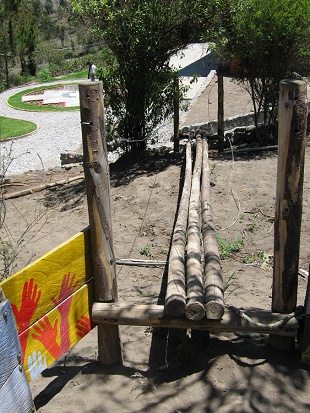 Der Spielplatz der
                        Schule "Katitawa", Baumstangen zum
                        Balancieren