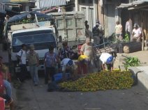 Huaquillas, Strassenmarkt (09),
                          Seitenstrasse ist mit Orangen oder Grapefruits
                          blockiert