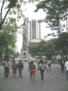 Zentrum von Guayaquil, das Denkmal am
                          Jahrhundertplatz ("Plaza del
                          Centenario") mit der
                          "Heldensäule" ("Columna de los
                          Próceres")
