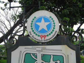 Zentrum von Guayaquil, der
                          Kommunistenstern am Jahrhundertplatz
                          ("Plaza del Centenario") mit der
                          Aufschrift "Damit Guayaquil unabhängig
                          wird" ("Por Guayaquil
                          Independiente"), Nahaufnahme