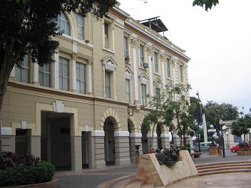 Zentrum von Guayaquil, ein Gebäude der
                          Stadtverwaltung in Ocker, ebenfalls ein alter
                          Prachtsbau