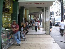 Guayaquil, Avenida Rumichaca, acera en
                          azulejos bajo de arcadas
