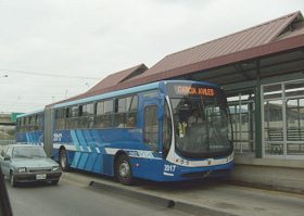 Guayaquil, Metrovía, grosser
                                    Metrobus, Seitenansicht