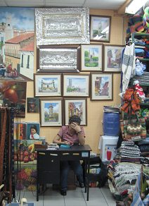Guayaquil, Promenade 2000,
                        Kunsthandwerk-Laden (02), Verkäuferin mit
                        Bildern und Metallreliefs