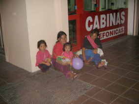 Guayaquil, Sucre-Strasse (Calle Sucre) bei
                        Nacht, Ureinwohner (Indígenas) verkaufen
                        Süssigkeiten (02)