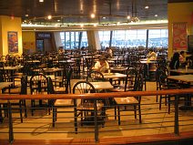 Guayaquil, Terminal Terrestre am frühen
                        Morgen, die Restaurants sind noch meist
                        geschlossen, auch wenn die Gittertore bereits
                        geöffnet und die Restaurants bereits beleuchtet
                        sind (03)