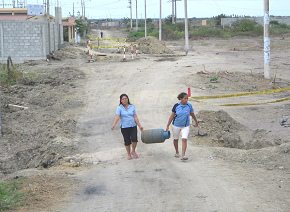 Ecuadorianische Zollstation,
                          Gasflaschentransport zweier Ecuadorianerinnen
                          zu zweit, Nahaufnahme