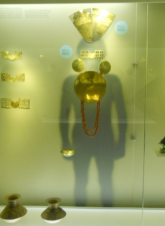 Goldschmuck aus der
                                Epoche "Narino" mit
                                Schattenbild, wie er am menschlichen
                                Krper angebracht wird