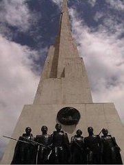Quinua auf dem Feld, Schlachtdenkmal in
                    spezieller Perspektive