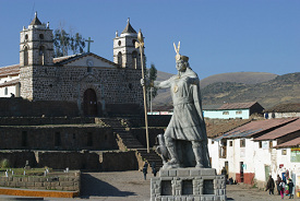 Inkak�nig Pachacutec vor dem Tempel
                              und der Kirche in Vilcashuam�n
