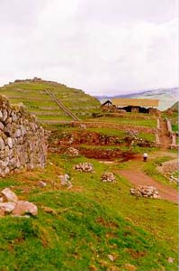 Indios Chanka: Ruina con estructura del
                        muro, pir�mide al fondo