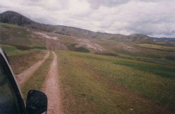 Weg mit Feldern und Panorama