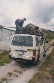 Combi con un cerdo vivo en el techo