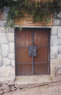 Jirón
                          Cáceres, entrada a la casa del artesano Sulca