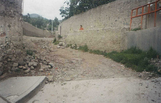 Carretera catastr�fica del pasaje Alameda
                        Bolognesi, vista de bajo