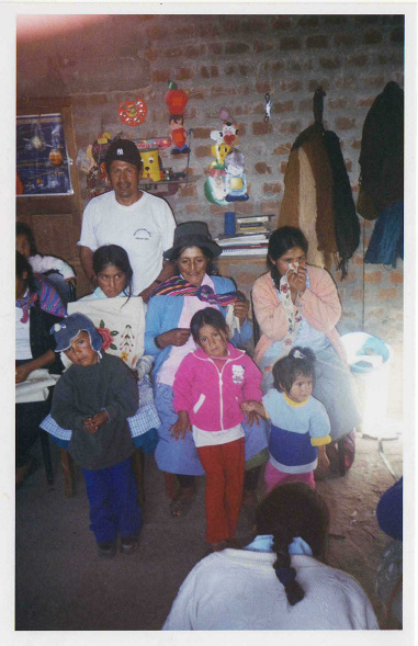 Parte del equipo con Ciriaco Sosa
y con nińos Parte del equipo con Ciriaco Sosa y con
nińos