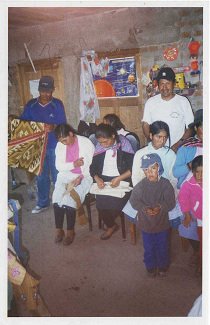 Parte del equipo con
Ciriaco Sosa y un tapiz al fondo Parte del equipo con Ciriaco Sosa y un
tapiz al fondo