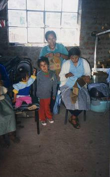 Bebe,
chico y bordaderas Bebe, chico y bordaderas