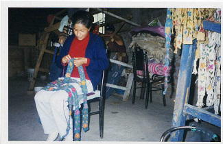 Una trabajadora bordando una banda 01 Una trabajadora bordando una banda 01