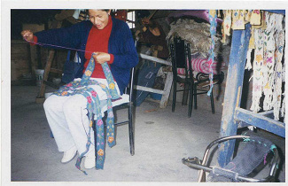 Una trabajadora bordando una banda 02 Una trabajadora bordando una banda 02