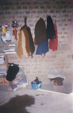 La lana pende al gancho en diversos
                        colores