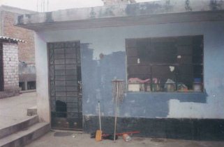 Jiron La Mar 425, old house
front, missing window panes Jiron La Mar 425, old house front, missing
window panes