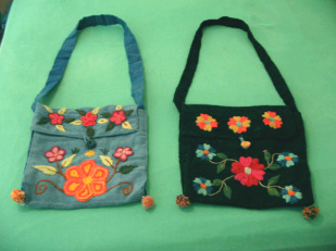 Schultertaschen aus Ayacucho mit
gestickten Blumen Schultertaschen aus Ayacucho mit gestickten
Blumen
