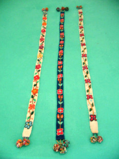 Kunsthandwerk aus Ayacucho:
Bestickte Bänder weiss und blau Kunsthandwerk aus Ayacucho: Bestickte Bänder
weiss und blau