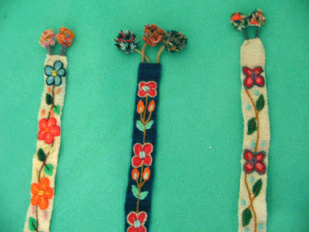 Kunsthandwerk
aus Ayacucho: Bestickte Bänder weiss und blau, obere
Enden Kunsthandwerk aus Ayacucho: Bestickte Bänder
weiss und blau, obere Enden