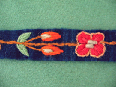 Kunsthandwerk aus
Ayacucho: Blaues Band mit roter Blume Kunsthandwerk aus Ayacucho:
Blaues Band mit roter Blume