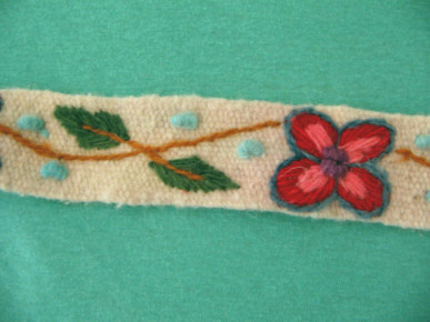 Kunsthandwerk aus
Ayacucho: Weisses Band mit roter Blume Kunsthandwerk aus Ayacucho:
Weisses Band mit roter Blume