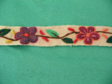 Kunsthandwerk
aus Ayacucho: Weisses Band mit violetter Blume Kunsthandwerk aus Ayacucho:
Weisses Band mit violetter Blume