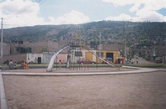 Spielplatz Prolongación Libertad,
                        Doppelrutschbahn mit Globus 02