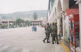 Plaza de Armas, Vorbereitung zur
                        Militärparade für eine peruanische Fahne 02