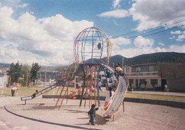 Playground Prolongaci�n Libertad, double slide with a
            globe 01