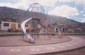 Parque infantil en Prolongaci�n Libertad,
                        deslizadero doble con globo 03