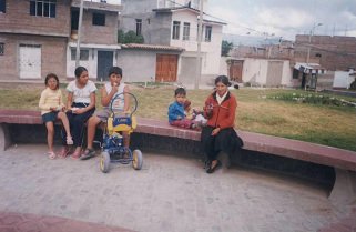 Parque infantil en Prolongaci�n Libertad,
                        grupo de personas