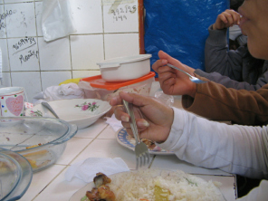 Chilca, mercado, 3 manos comiendo