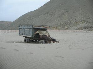 Chilca, restos de un carro en el club
                        privado "Salinas Beach"